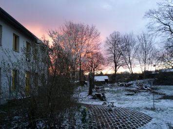 Haus mit Garten bei Sonnenaufgang im März